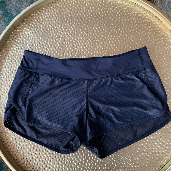 Lululemon Shorts Size 8 - Picture 1 of 3